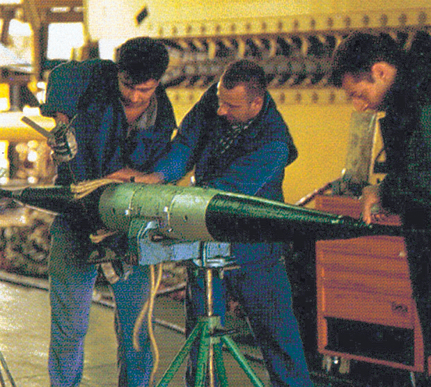 Personal técnico de Pirelli realizando un empalme de cable submarino. 